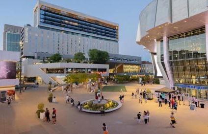 Balcony View and King Beds Walk to Golden 1 Center - Foto 32