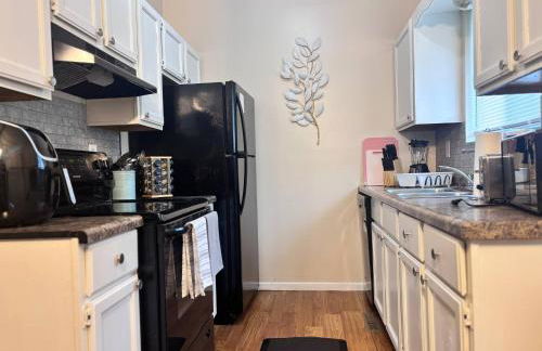 Kings, 75" TV & Backyard Fun - NearWesley - Foto 13