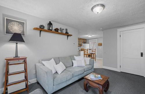 Cozy & Warm 2nd Flr Mid Term Rental - Photo 4