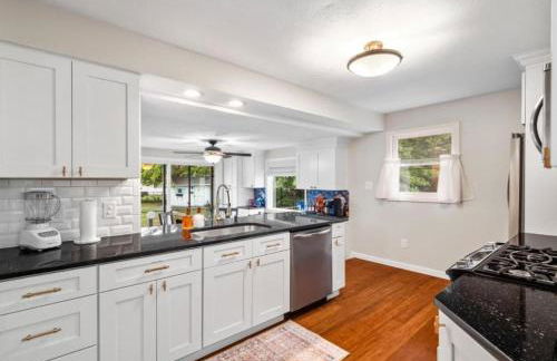 4 Bedroom Pool and Hot Tub Home Near Cleveland - Foto 8