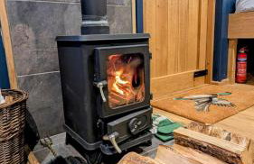 Boutique Shepherd Hut w Private Garden & Outdoor Bath - Photo 11