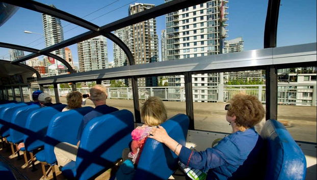 Contemplando Vancouver do ônibus turístico