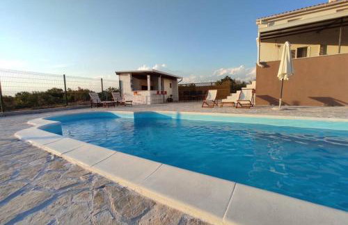 Kuća za odmor M&J s grijanim bazenom - Photo 62