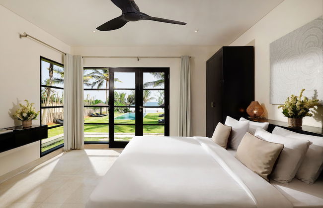 Black Beach Villa - Absolute Beachfront - Photo 4