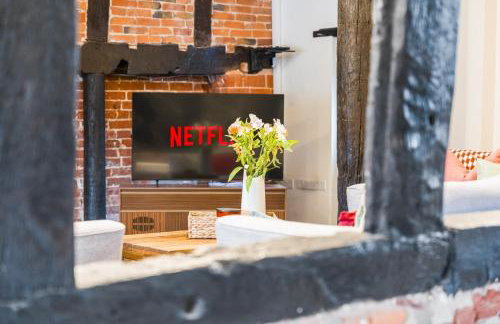 #111 New Farm with hot tub and Sauna - Sleeps 18 - Near Elmore Park - " Perfect for Contractors and Families - Parking space for 10 cars" - Foto 37