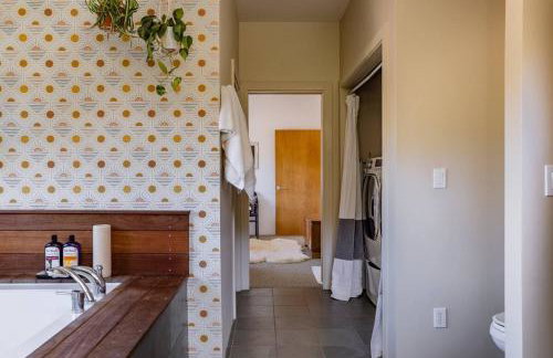 Mid Century Modern Family Home On 25 Acres! - Foto 32