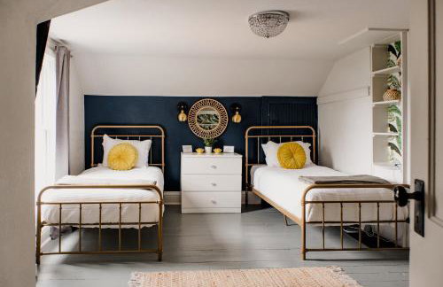 Charming Cabin with Hot Tub & Fire Pit - Foto 8