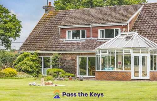 Detached countryside family home, set in extensive private gardens, with a hot tub - Pass the Keys - Photo 6