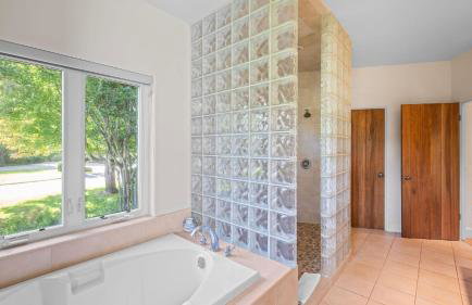 Vineyard Estate w Pool Spa Bocce Ball Mins to Wineries Park Lawndale Manor by AvantStay - Foto 21