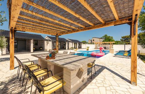 Unique Villa V with large pool - Photo 17