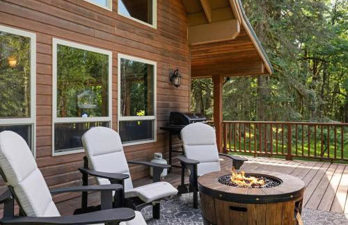 Iron Mountain - Spacious Secluded Lodge with Hot Tub & Game Room - Photo 5
