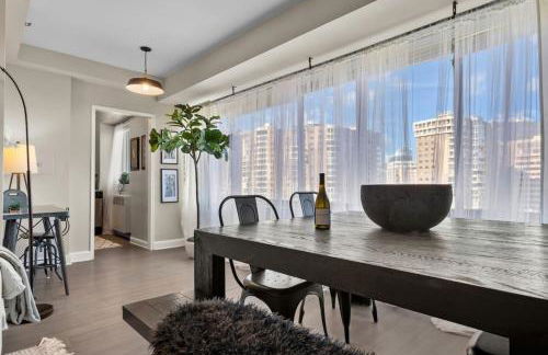 The Sutton - Elevated Minimalist Escape with Free Parking and Metro - Foto 13