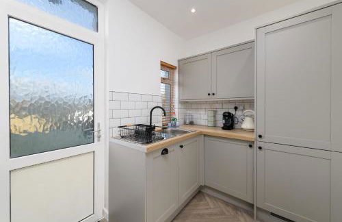 Welsh 3 Bedroom Retreat w Garden Parking Wifi - Photo 12