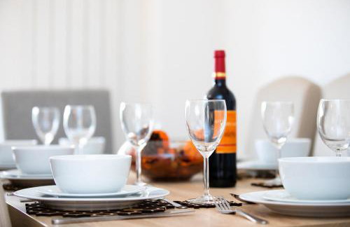 Modern and Spacious Home From Home 1 mile from M1 - with Netflix, Prime Video, PS5, free parking, superfast WiFi, BBQ - Sleeps 11 - By Brightleap Apartments - Foto 10