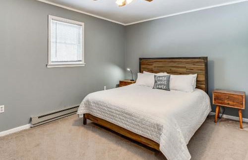 4 Mi to Camelback! Group-Friendly Poconos Cabin - Foto 14