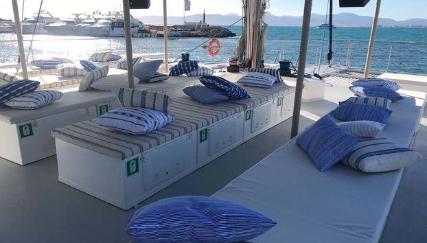Canapés sur le pont du catamaran
