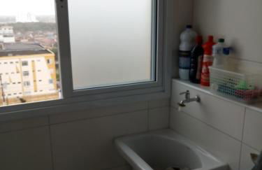 Prédio com piscina na cobertura frente ao mar,apartamento para até 6 pessoas e 3 crianças até 8 anos, churrasqueira na sacada, Wi-Fi grátis, rede de proteção, NÃO oferecemos roupas de cama e banho, 1 vaga de garagem, na Praia Grande-Vila Mirim - Foto 24
