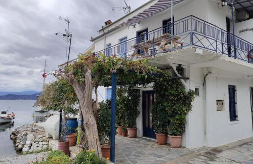 Sea Side Studio with Balcony and Sea View - Photo 7