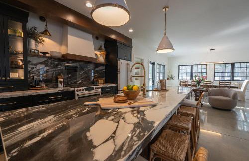 The DougOut Steps from Douglas Beach! - Foto 2