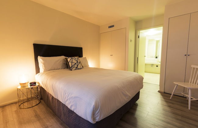 Waterfront Melbourne Apartments - Photo 8