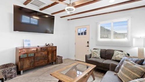 Featherlight Cottage with BBQ and Hot Tub in Downtown Phoenix - Foto 2