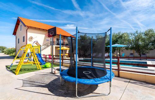 Spacious Holiday Home Joy with pool and playground, Suhovare - Foto 7