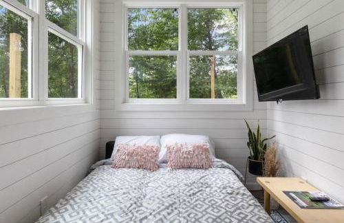 Riverside Tiny House with hot tub near Stowe - Foto 22