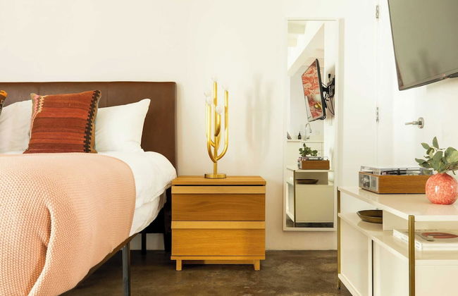 2 Rooms, Sleeps 8 Retro Hotel w/ Pool Wesley King Studio Buyout by Avantstay - Foto 4