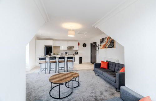 The Central 3BR Second-Floor Apartment - Photo 7