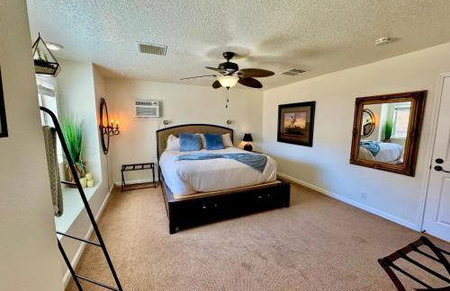 Epic Views, Huge House, Acres of J-Trees to explore, Hot Tub, Pool, AC, and Mini-Golf - Foto 37