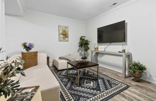 6 Min to North Hills - Private deck - In Unit Washer and Dryer - Foto 6