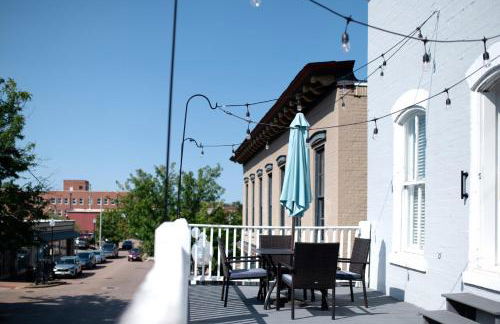 Main Street Balcony Apartment For up to 8 guests! - Foto 25