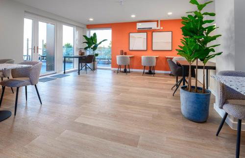 2-Bedroom Modern apt with Gym, roof terrace, Free Parking and 3 min walk to train st - Foto 27