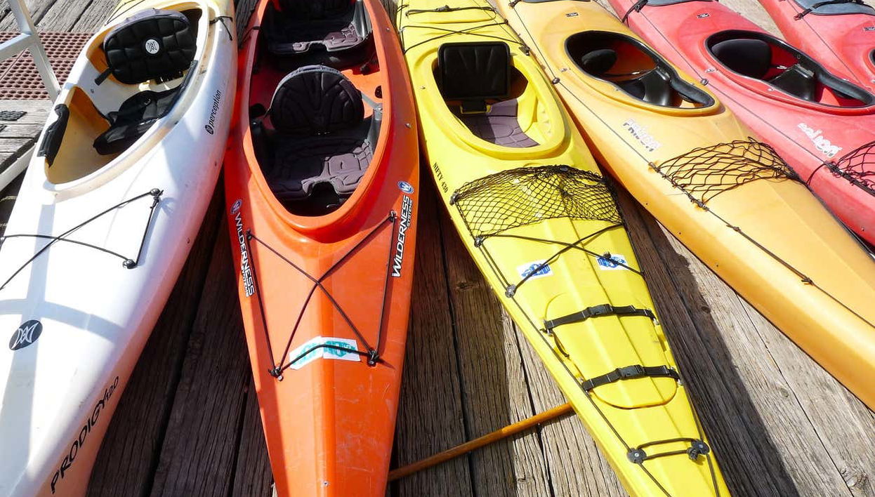 Kayaks listos para la travesía