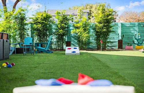 Austin Oasis Spacious 4BR Retreat with Hot Tub Cowboy Pool and Infrared Sauna Perfect for Families and Bachelorettes - Photo 21