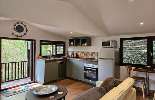 Treetops Lodge, private Cornish hideaway, parking, garden - Foto 1