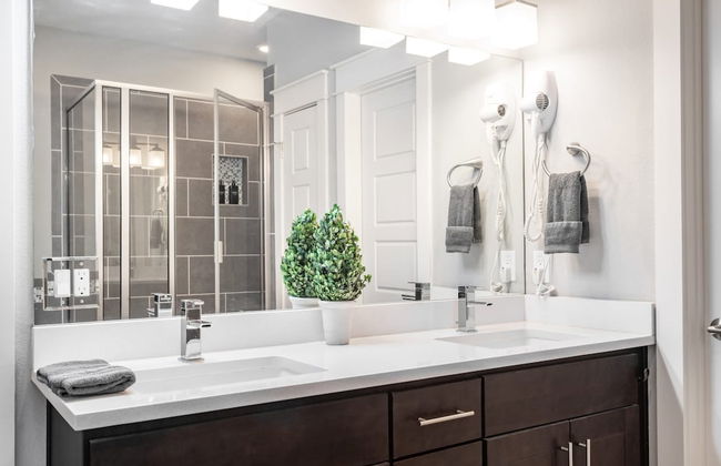 Upstay - East Austin Home w Yard Games Fire Pit - Photo 21