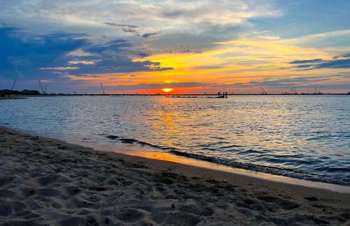 Walk to Public Beach Access Norfolk Family Home - Foto 36