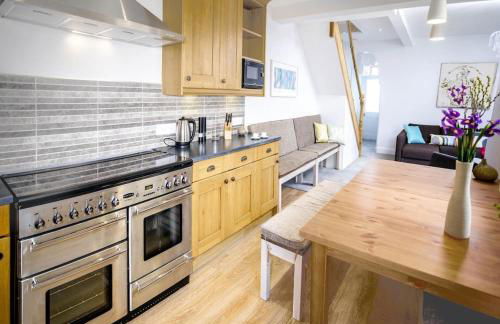 Stylish Central Bath House with five bedrooms - Photo 15