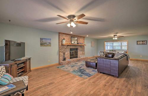 20 Mi to UF Campus Santa Fe Lake Escape with Dock! - Foto 5