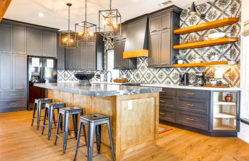 Modern Fischer House with Deck, Fire Pit and Hot Tub! - Foto 9