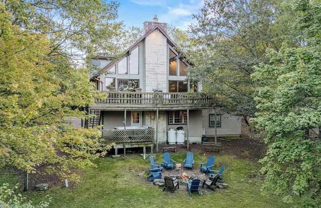 Sky View Chalet by Avantstay Stunning Interior, Spacious Deck, Hot Tub, & View - Photo 35