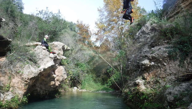 Saltando a una de las pozas