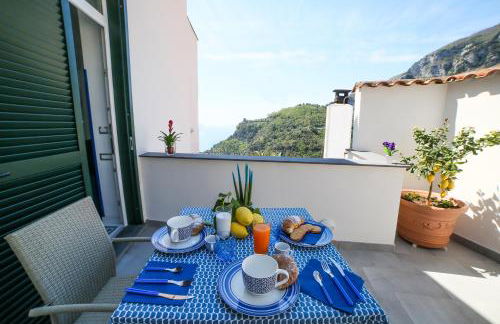 Admiring Amalfi - Photo 36