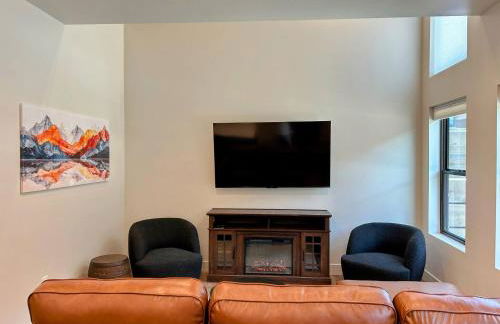 Alpine Escape Luxury Retreat, Hot Tub, Walkable, Mountain Views, 3 King Beds - Foto 13