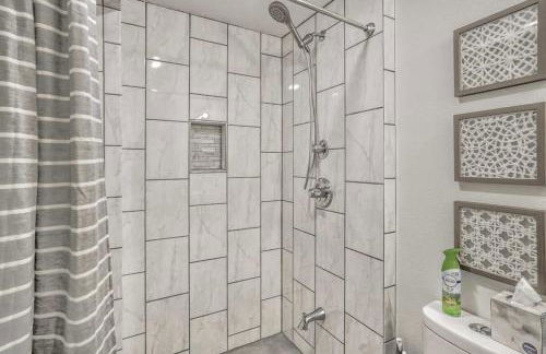 Panoramic Valley Downtown Basement Suite - Foto 12