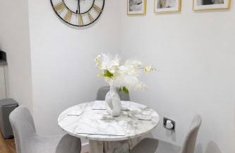 Stylish 2-Bed Apartment by Manchester City Cente - Photo 10
