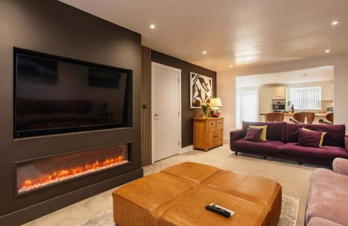 Luxe Detached 3 Bed Luxe House on Exclusive Private Estate Close to Coast Free Hot Tub Sleeps 6 Private Parking for 2 Cars - Photo 13