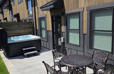 Peaks & Pines Modern Gem, 2 Kings, Bunks, Hot Tub, Walkable, Kid's Cove - Foto 75