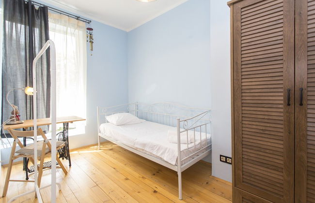 Colorful 2bdr Apartment in the City Center - Photo 9